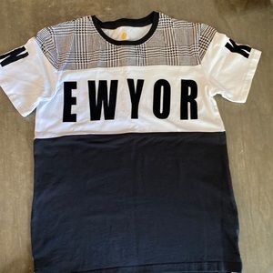 New without tags. New York short sleeve shirt. Size 16 not a loose fit.